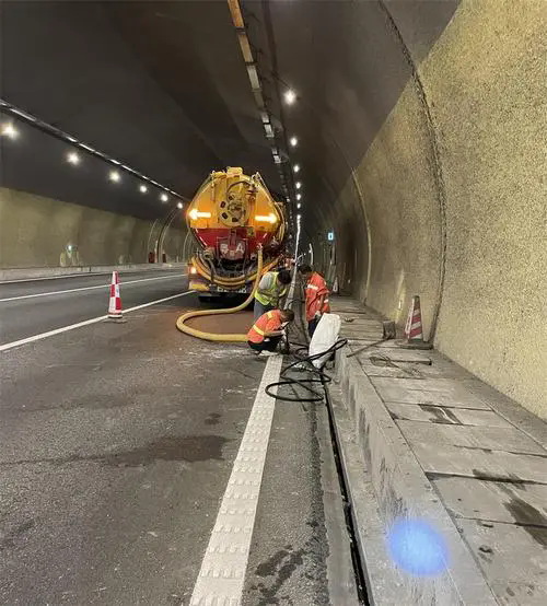 永顺隧道排水渠清淤